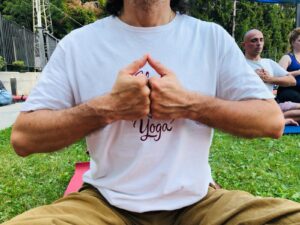 L'insegnante Massimo Colognesi durante una pratica di Yin Yoga e rilassamento profondo.