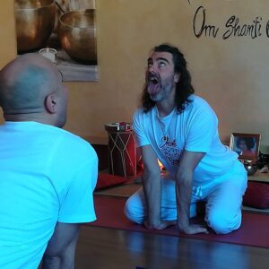 Massimo Colognesi mentre guida una sessione di Hatha Yoga nella sua sala di Cantù.