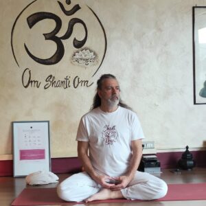 Massimo Colognesi spiega le tecniche di respirazione Pranayama ai suoi allievi.